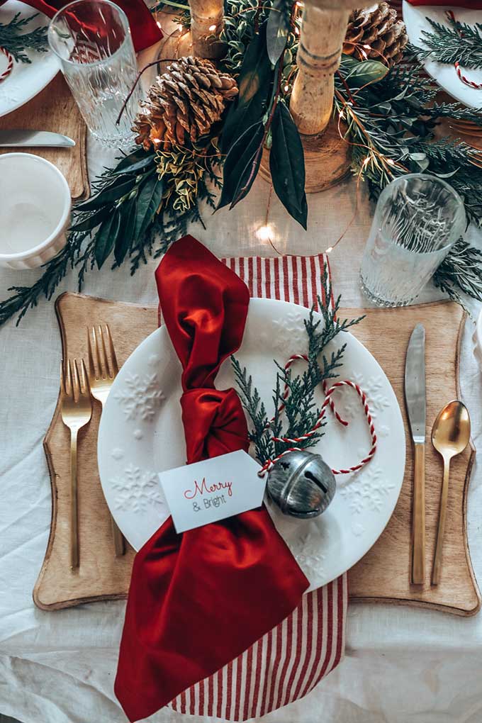 Rustic Elegance: Christmas Table Setting with Jingle Bells — Elegant Christmas Decor