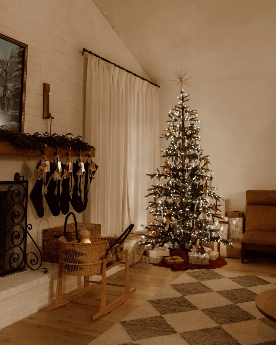 Modern Living Room with Brick Fireplace and Decorated Christmas Tree — Modern Christmas Decor