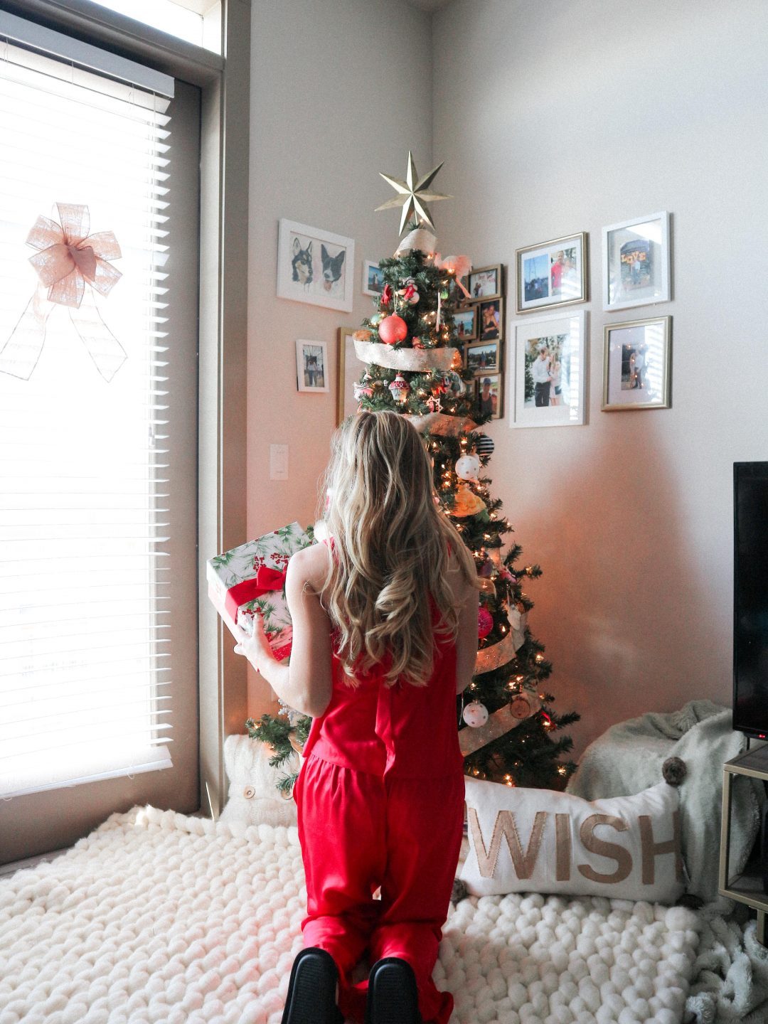 Neutral Apartment Corner with a Decorated Christmas Tree and Personal Photos Neutral Apartment Corner with a Decorated Christmas Tree and Personal Photos — Christmas Apartment Decor