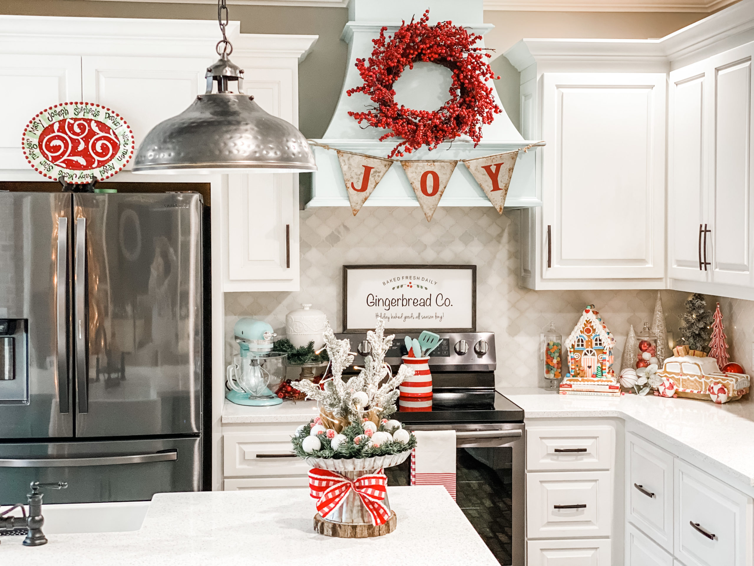 Modern Farmhouse Kitchen with Gingerbread-Themed Decor and Festive Banner — Christmas Kitchen Decor