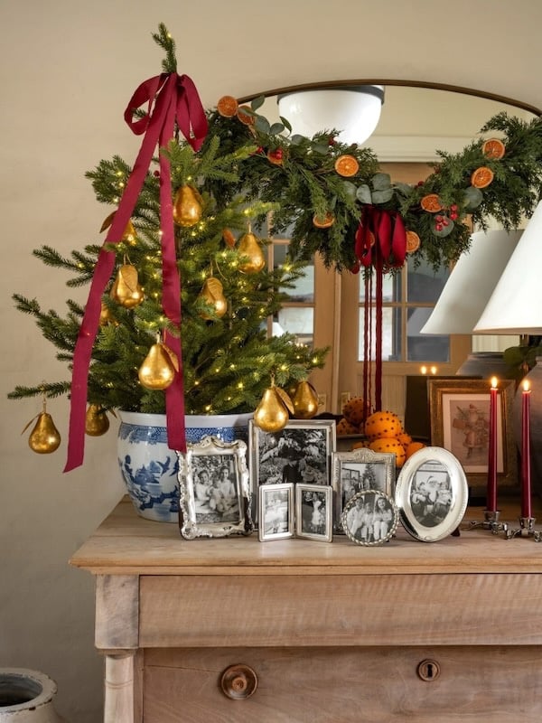 Console Table Christmas Vignette with Gold Pear Ornaments Console Table Christmas Vignette with Gold Pear Ornaments — Christmas Entryway Decor