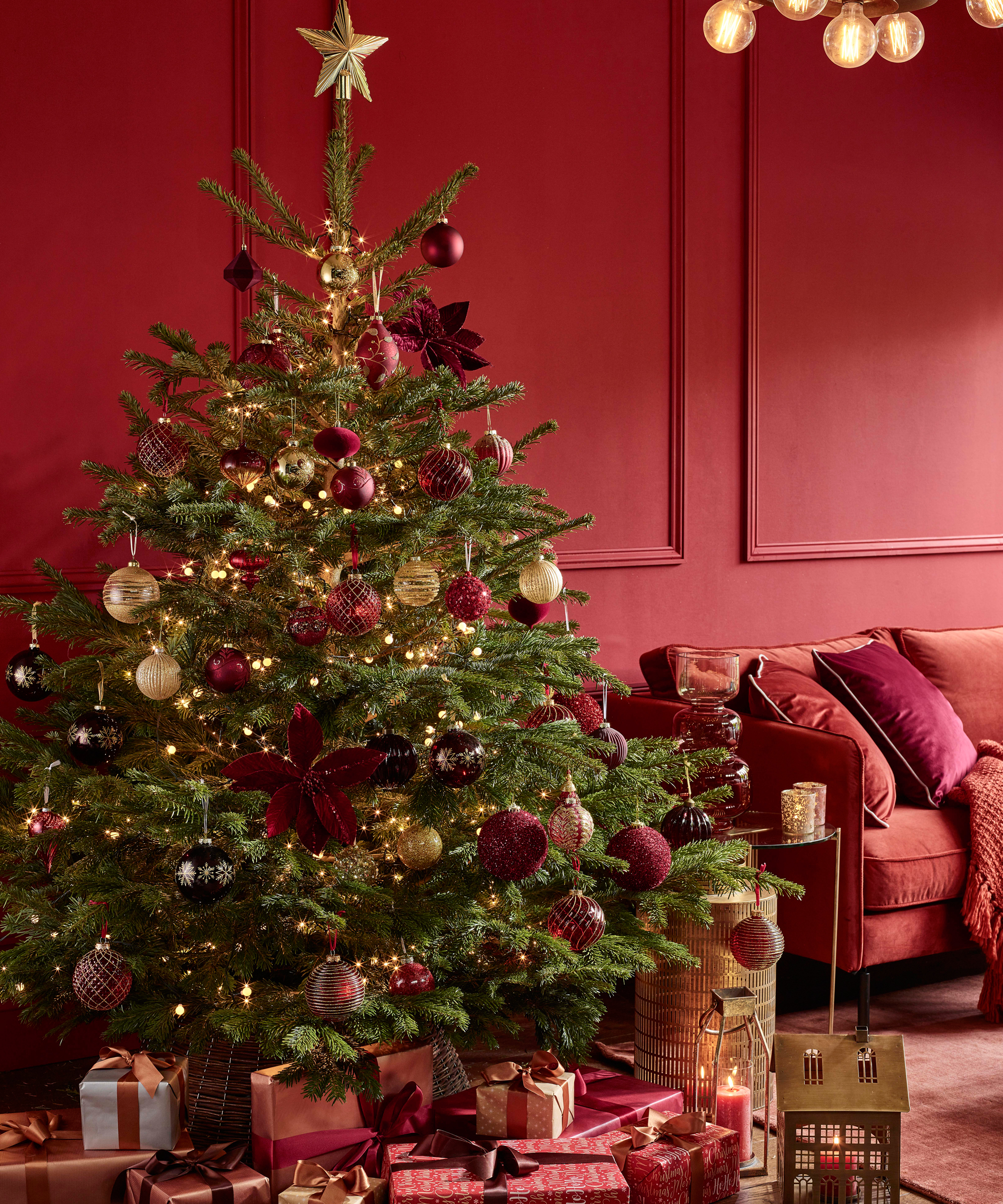 Richly Decorated Traditional Christmas Tree in a Red and Gold Living Room — Traditional Christmas Decor