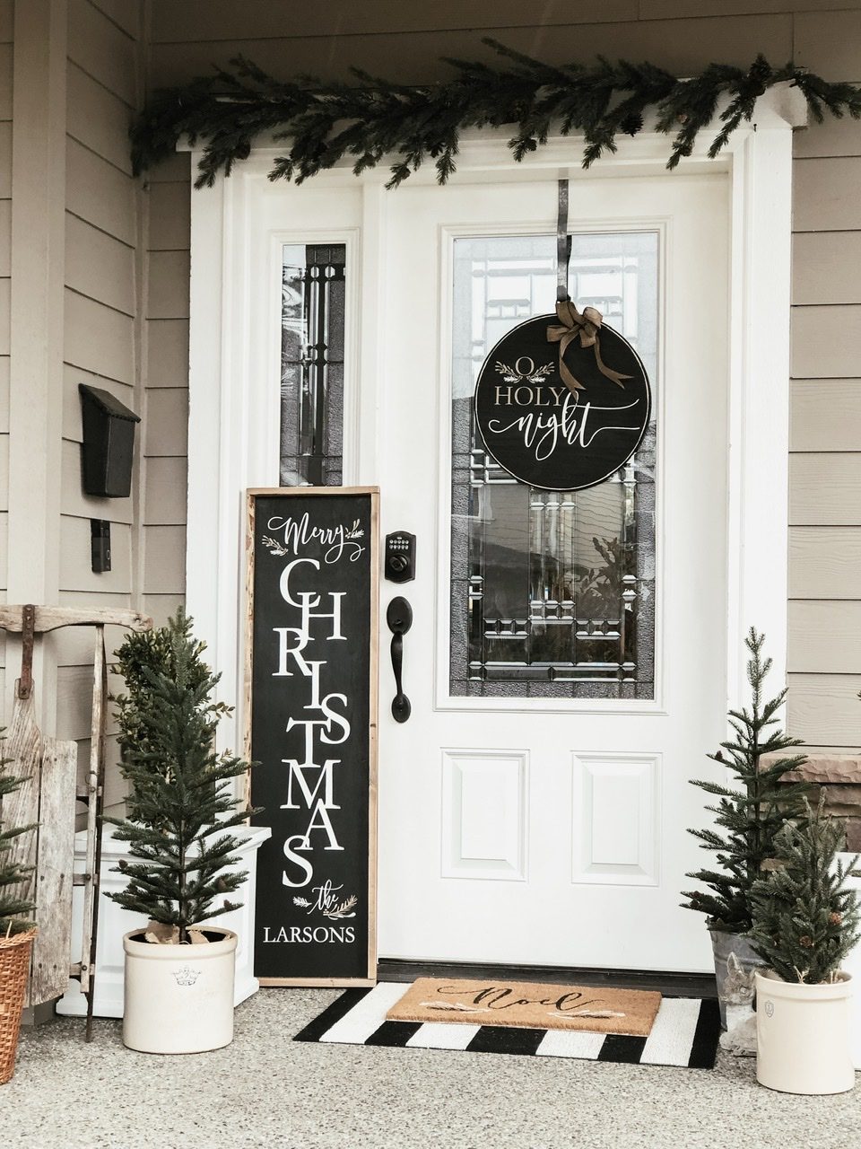 Farmhouse Christmas Porch with Vertical 'Merry Christmas' Sign Farmhouse Christmas Porch with Vertical 'Merry Christmas' Sign — Christmas Porch Decor