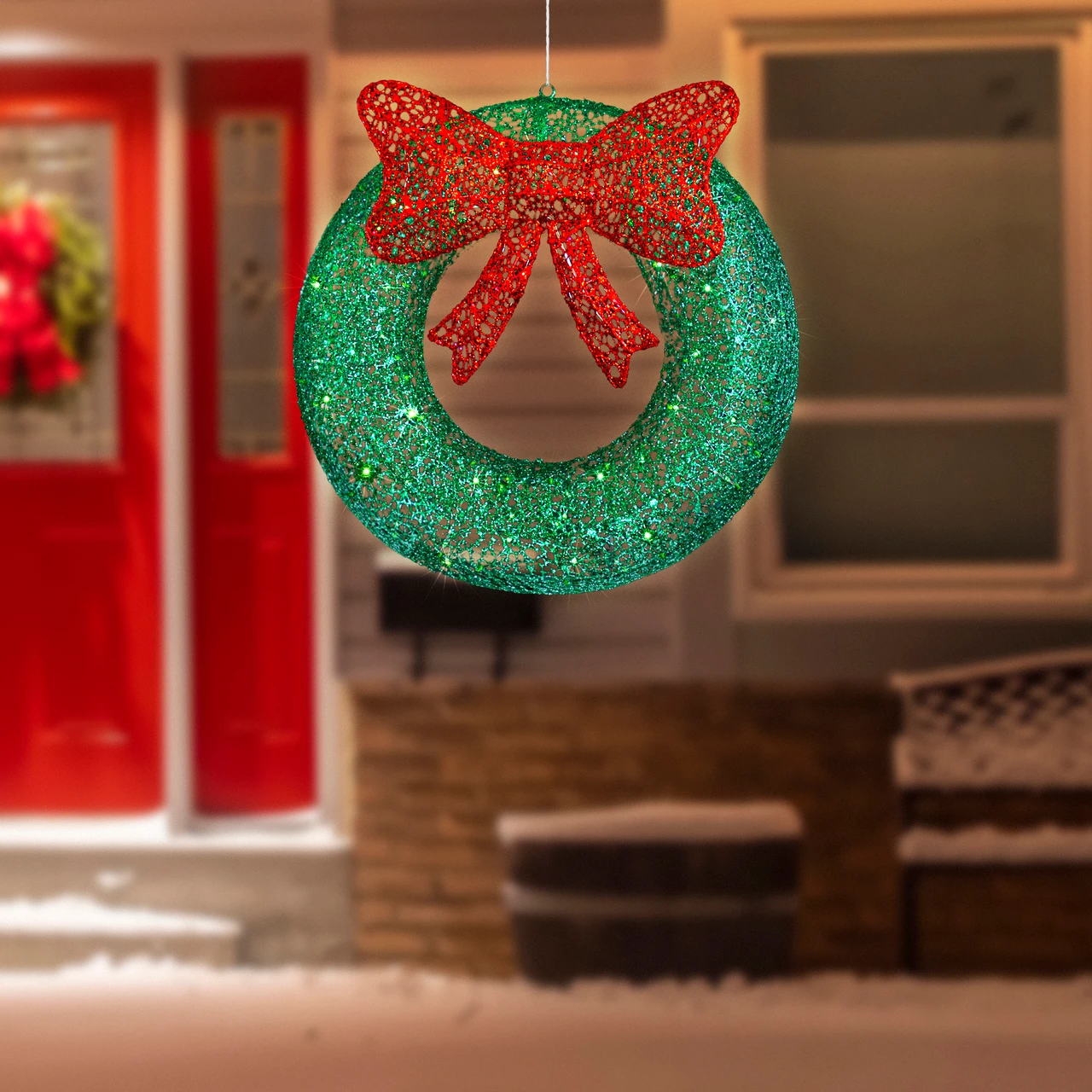 Sparkling Green Wreath with Red Bow on a Red Front Door Sparkling Green Wreath with Red Bow on a Red Front Door — Red and Green Christmas Decor