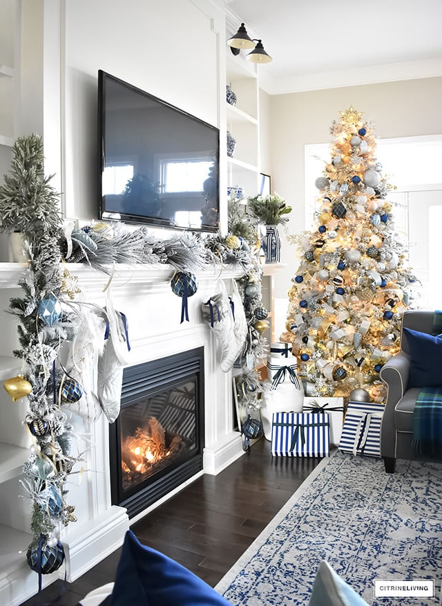 Blue and White Christmas Tree and Fireplace Garland in a Traditional Living Room Blue and White Christmas Tree and Fireplace Garland in a Traditional Living Room — Christmas Living Room Decor