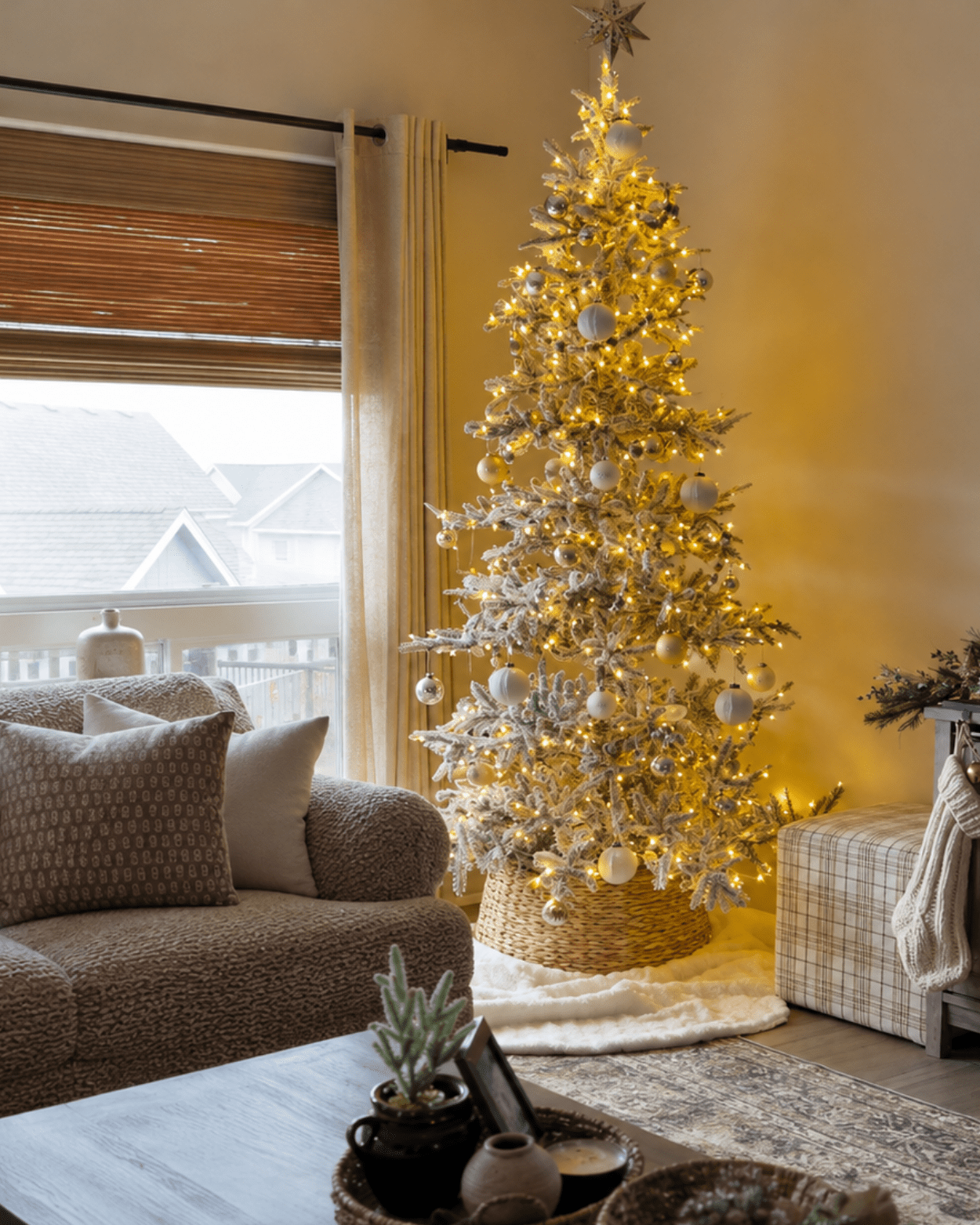 Slender Farmhouse Style: White Ornaments in Wicker Basket Collar Slender Farmhouse Style: White Ornaments in Wicker Basket Collar — Flocked Christmas Tree Decor