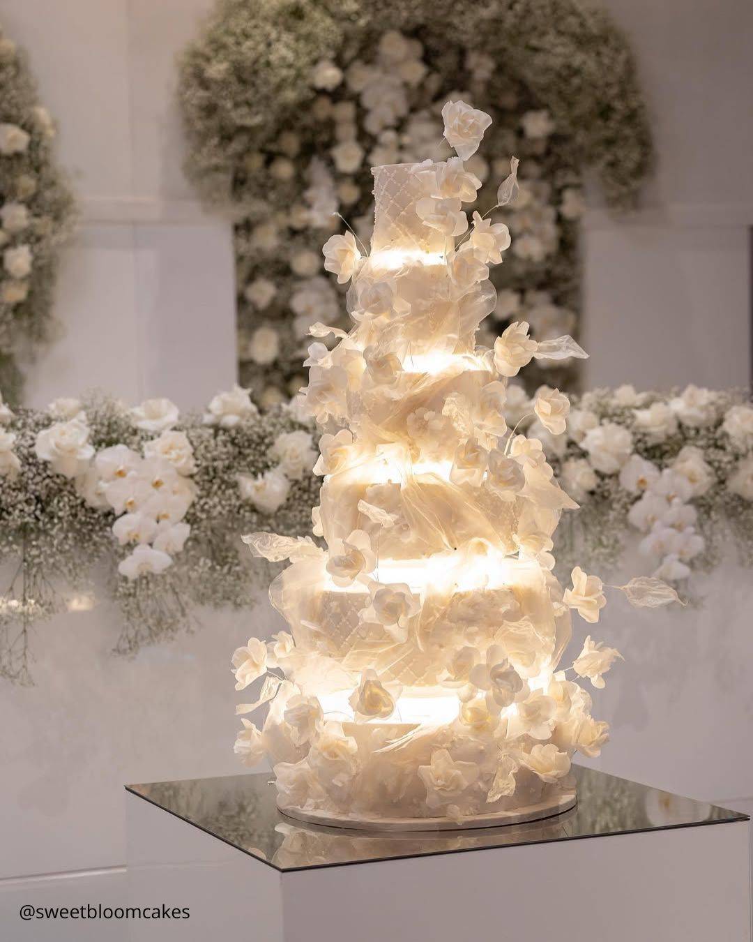 Elegant Illuminated Wedding Cake — Christmas Wedding Decor