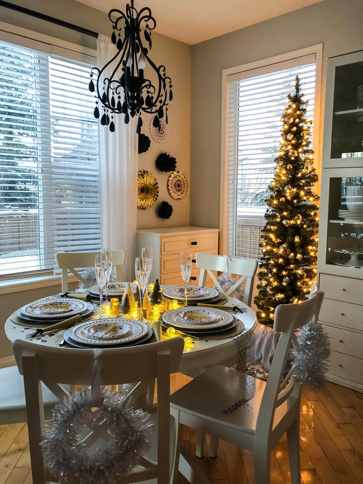 Modern Farmhouse New Year's Eve Table with Festive Accents Modern Farmhouse New Year's Eve Table with Festive Accents — New Years Eve Table Decor
