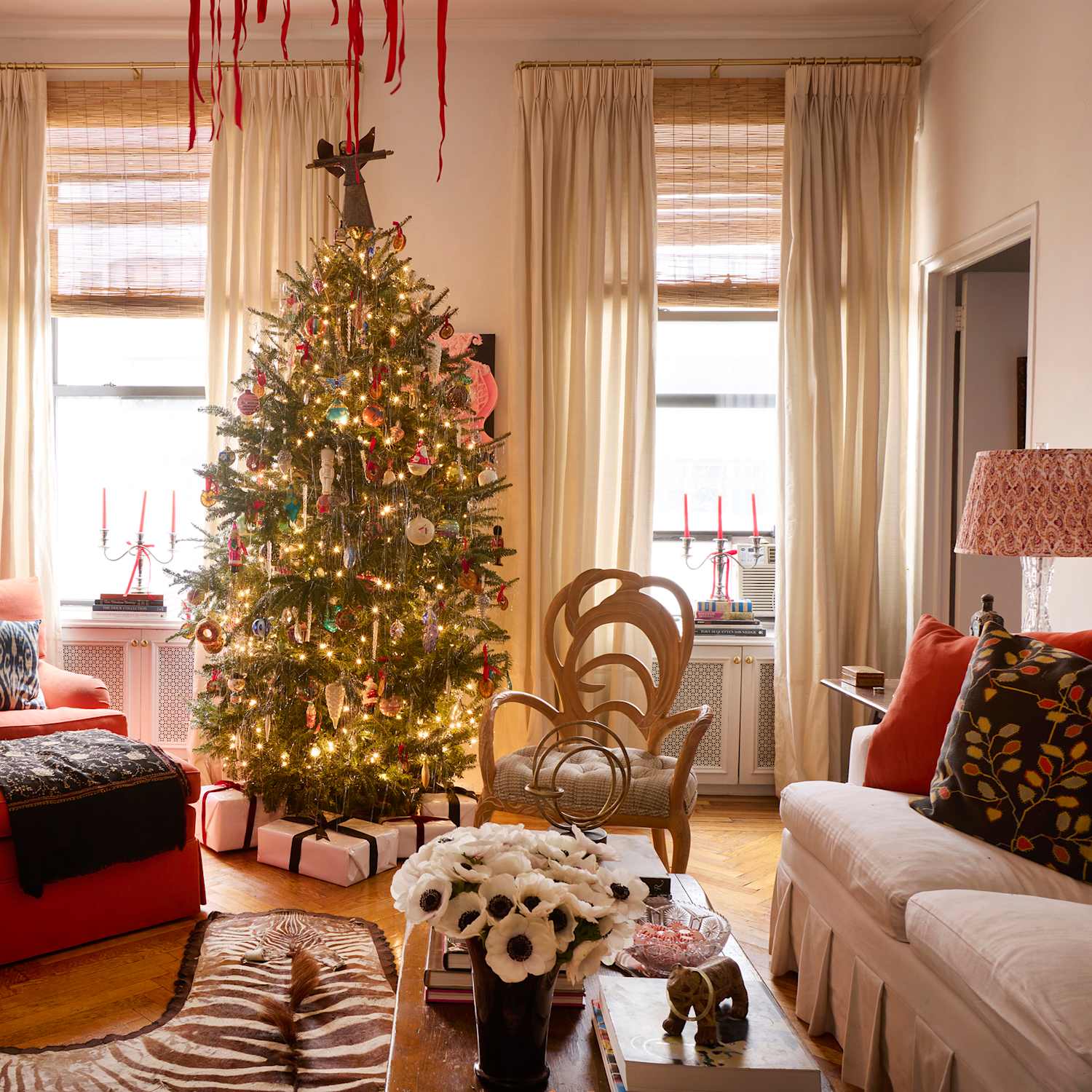 Abundant Traditional Christmas Tree in a Spacious Living Room Abundant Traditional Christmas Tree in a Spacious Living Room — Christmas Apartment Decor
