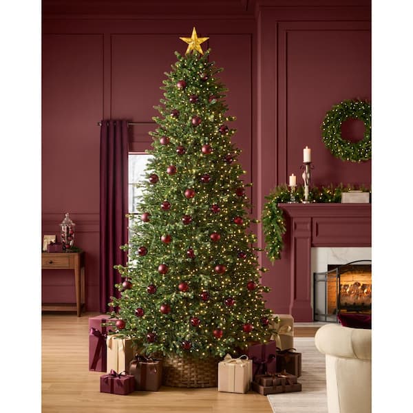 Grand Traditional Tree with Red Baubles in a Richly Colored Room — Elegant Christmas Tree