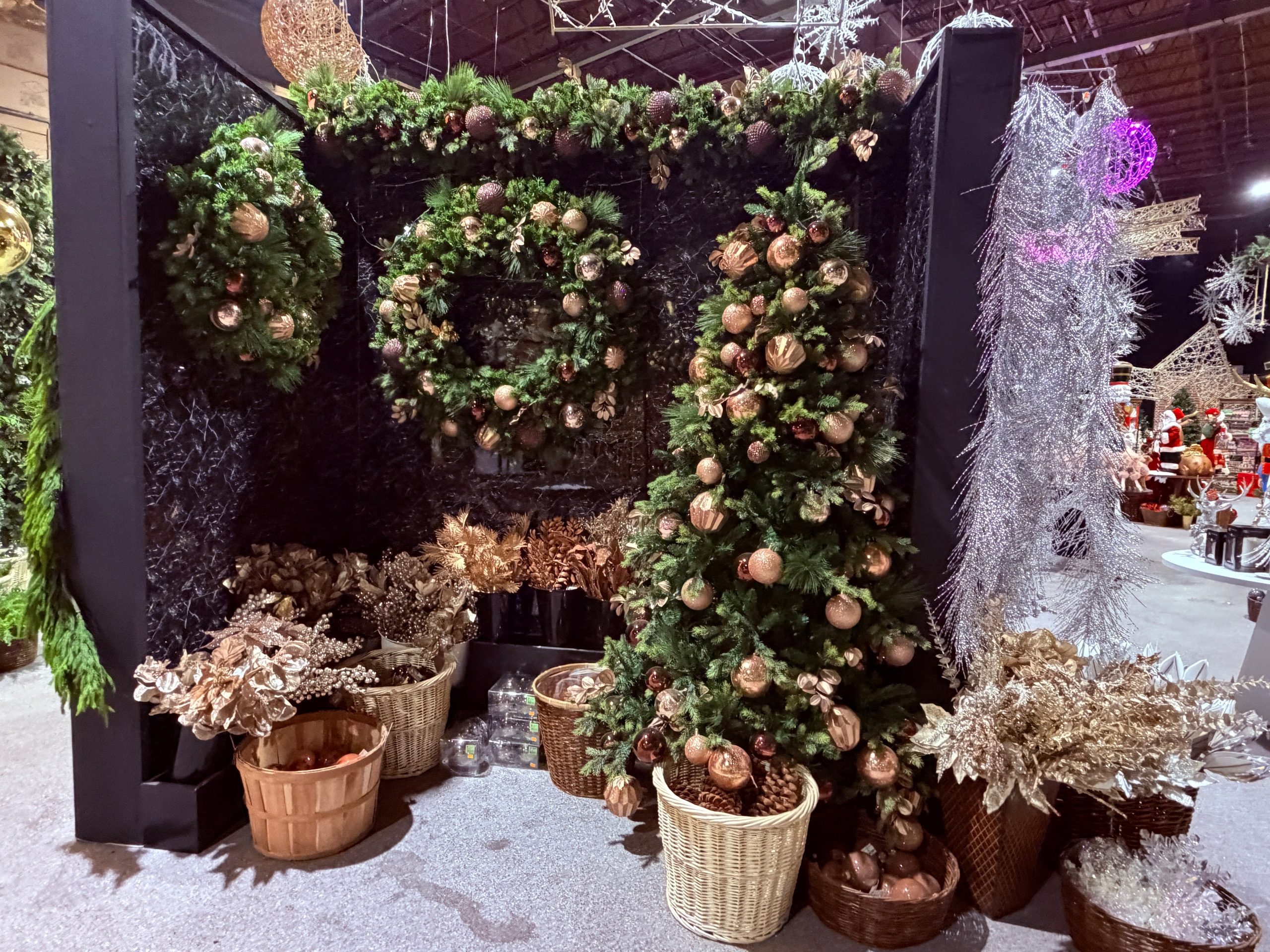 Modern Retail Display of Mixed Trees and Wreaths Modern Retail Display of Mixed Trees and Wreaths — Christmas Tree Trends 2026