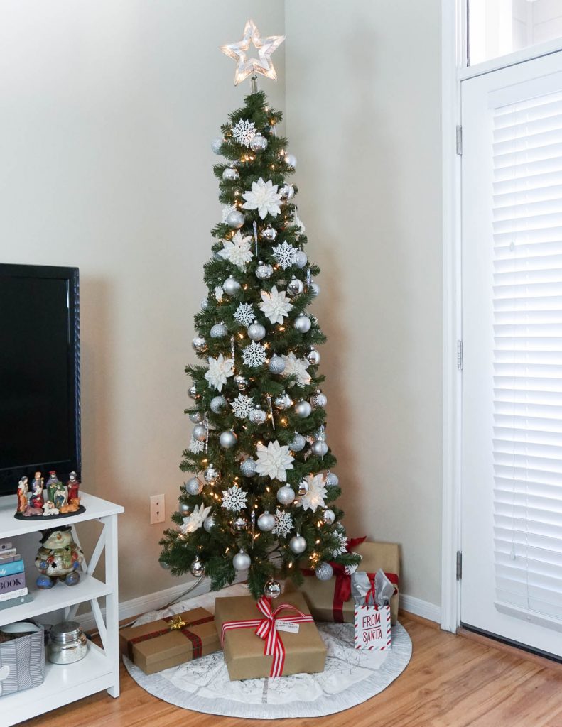 Classic Christmas Tree with Silver and White Ornaments Classic Christmas Tree with Silver and White Ornaments — Christmas Apartment Decor