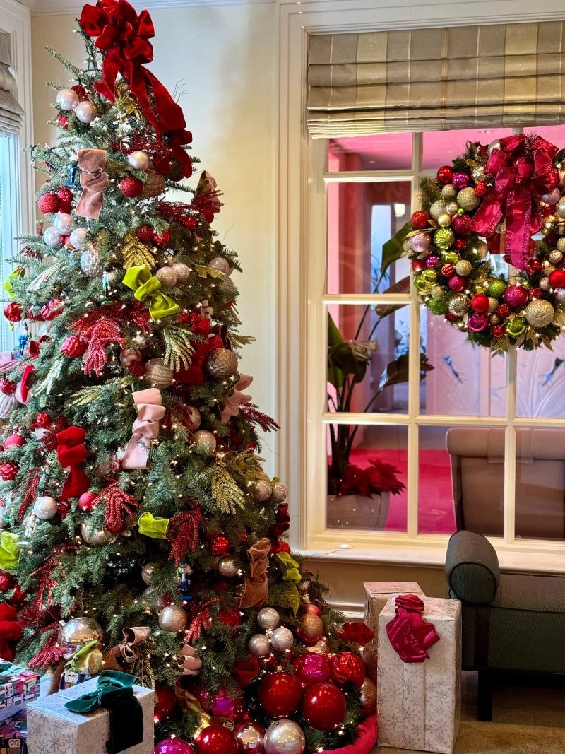Richly Decorated Christmas Tree with Red and Pink Bows Richly Decorated Christmas Tree with Red and Pink Bows — Red and Green Christmas Decor