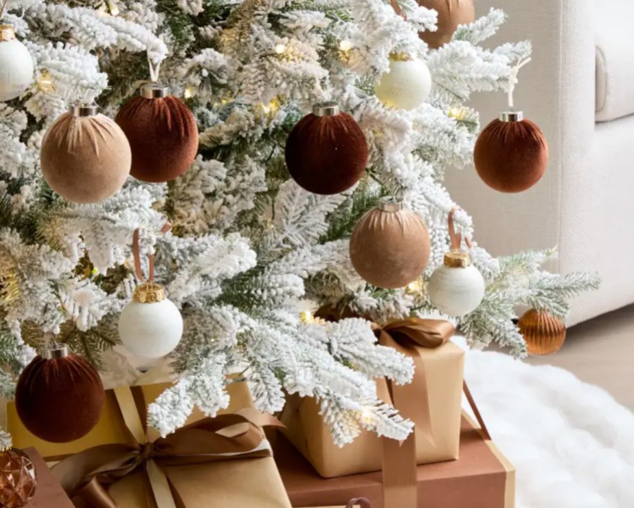 Minimalist Texture: Velvet Ornaments and Kraft Paper Gifts Minimalist Texture: Velvet Ornaments and Kraft Paper Gifts — Flocked Christmas Tree Decor
