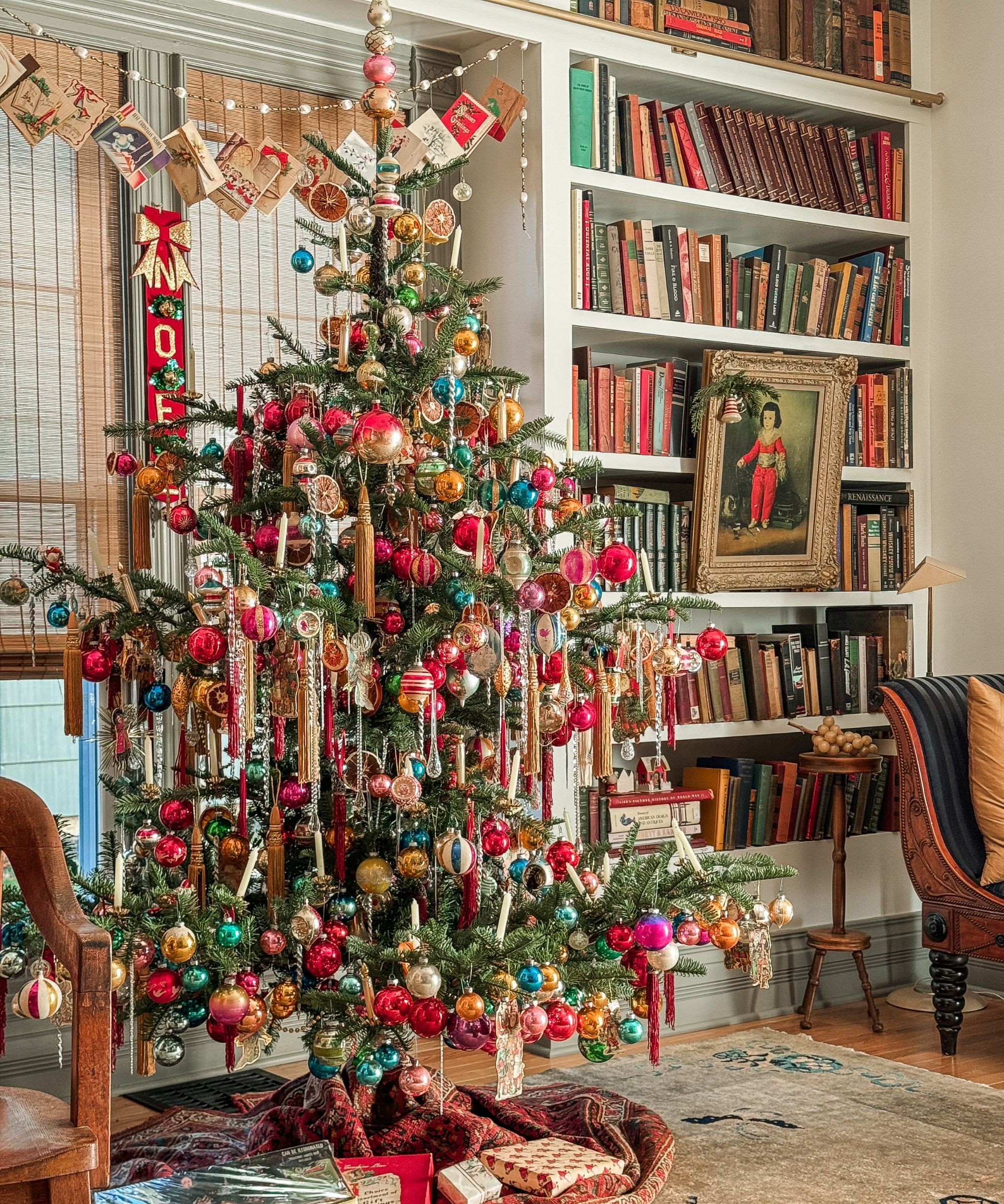 Vintage Christmas Tree with Abundant Colorful Ornaments Vintage Christmas Tree with Abundant Colorful Ornaments — Aesthetic Christmas Decor