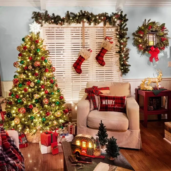 Traditional Christmas Tree with Red and Green Ornaments and Window Stockings — Christmas Decor