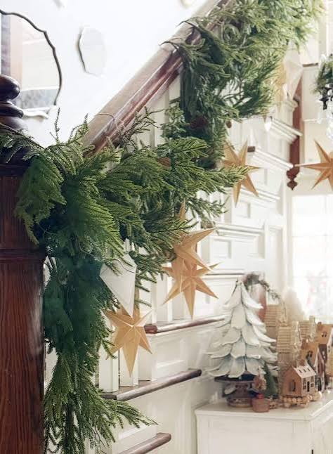 Rustic Staircase with Natural Garland and Gold Stars Rustic Staircase with Natural Garland and Gold Stars — Christmas Staircase Decor