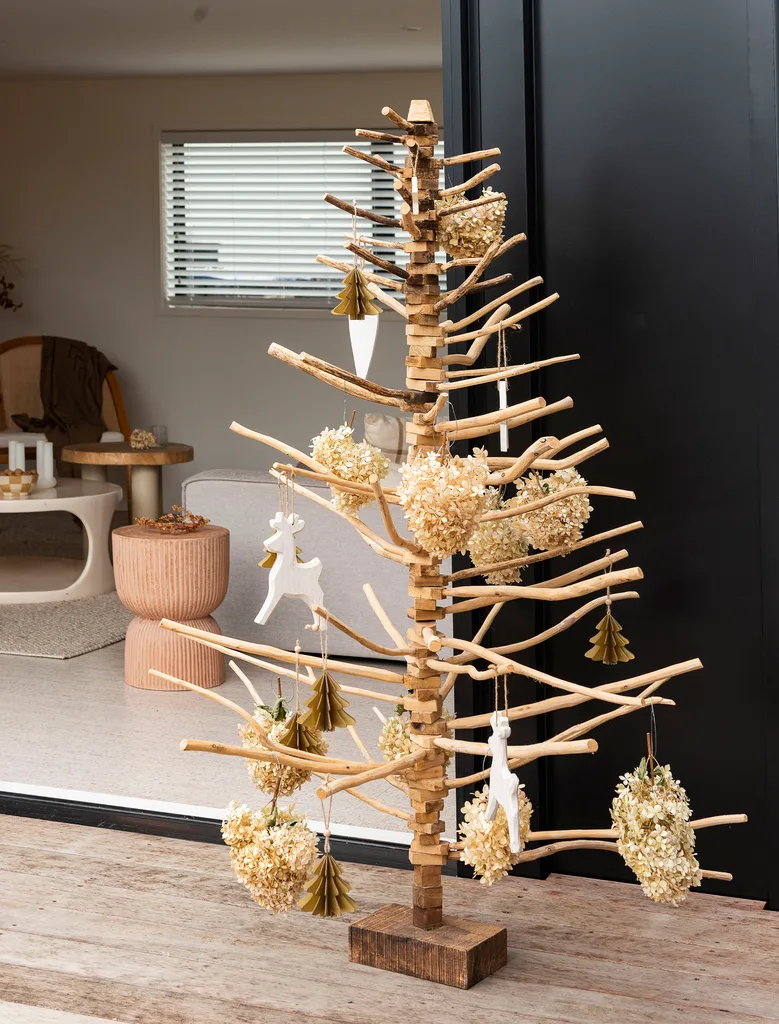 Boho Driftwood Christmas Tree with Dried Hydrangeas — Alternative Christmas Trees