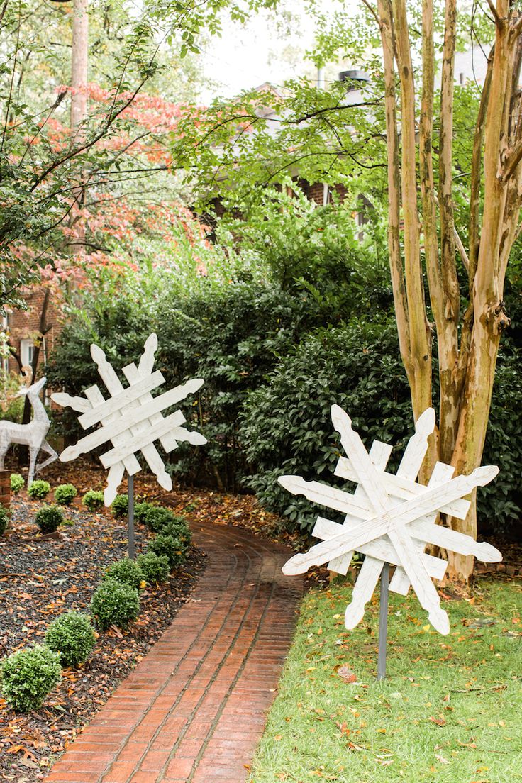 Garden Path Decorated with Rustic Wooden Snowflakes — Christmas Yard Decor