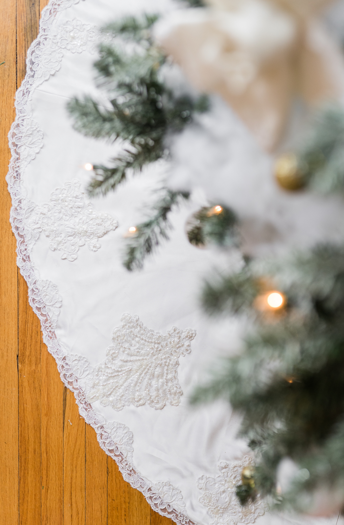 Elegant White Skirt with Lace and Beaded Snowflakes Elegant White Skirt with Lace and Beaded Snowflakes — Christmas Tree Skirt