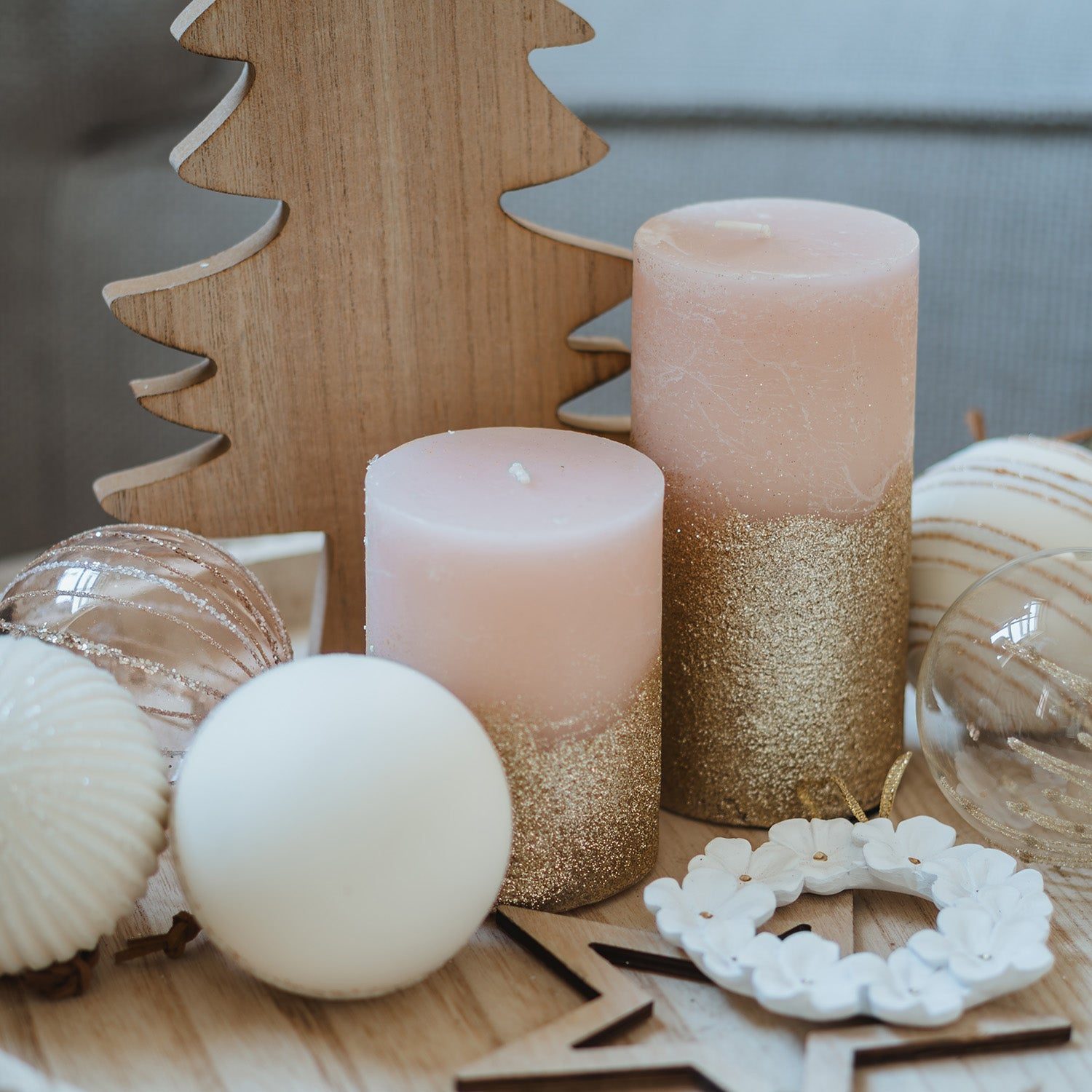 Chic Pink Pillar Candles with Gold Glitter Bases and Wood Accents — Christmas Candle Decor