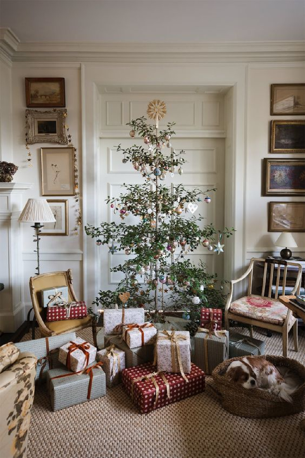 Charming Traditional Christmas Tree with Wrapped Gifts — Elegant Christmas Decor