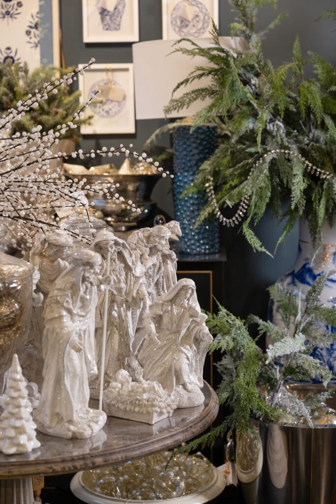 Traditional Christmas Vignette with Glittered Nativity Scene and Greenery — Traditional Christmas Decor