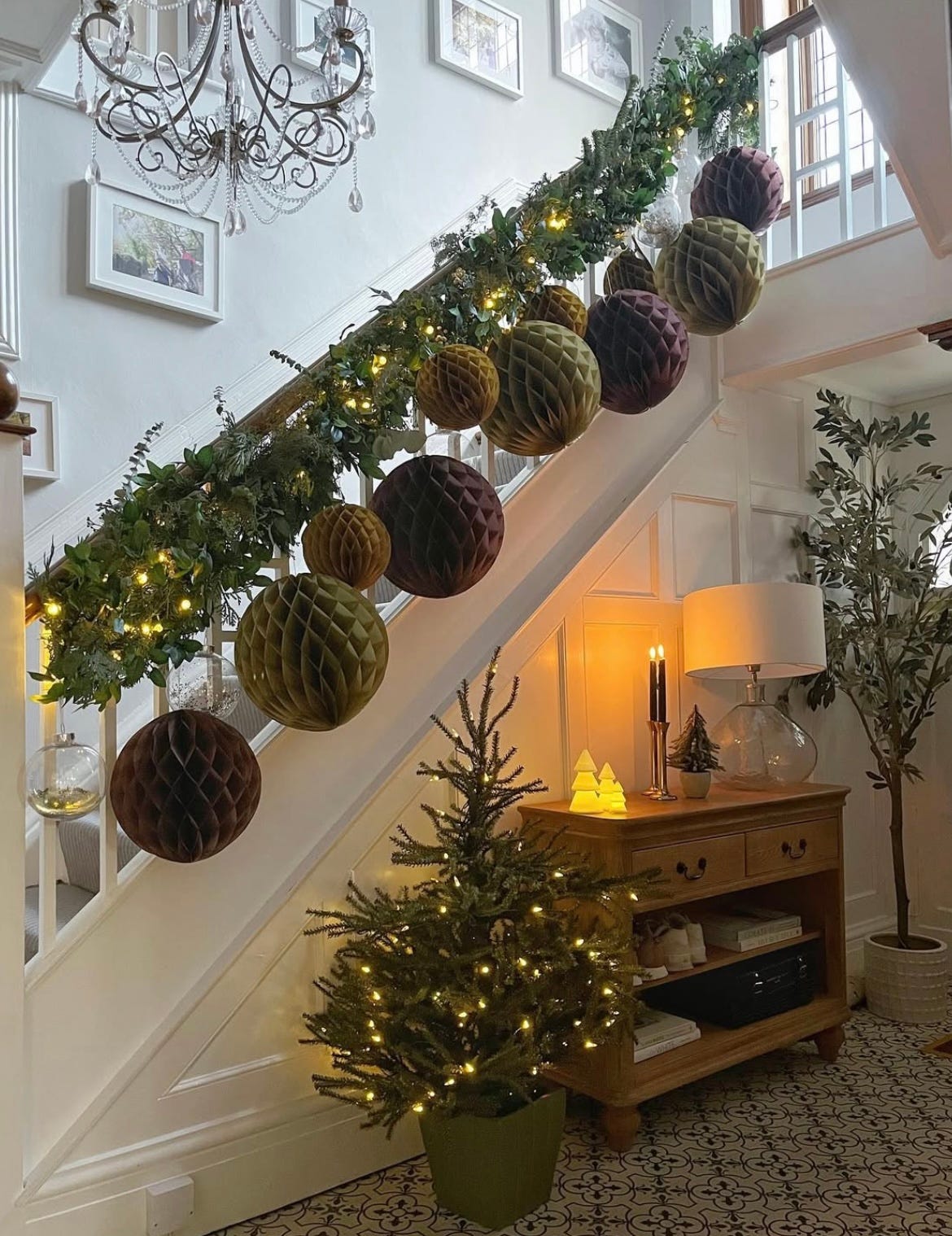 Traditional Staircase with Red Velvet Bows Traditional Staircase with Red Velvet Bows — Christmas Staircase Decor