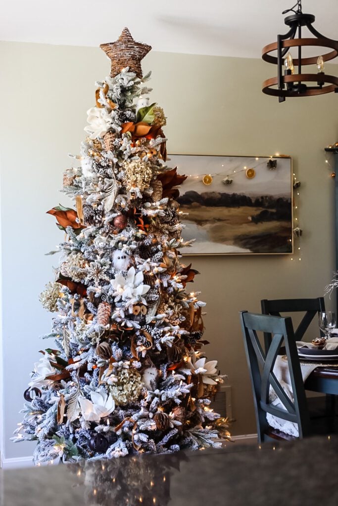 Natural Rustic Dining: Woven Star Topper on Flocked Tree Natural Rustic Dining: Woven Star Topper on Flocked Tree — Flocked Christmas Tree Decor