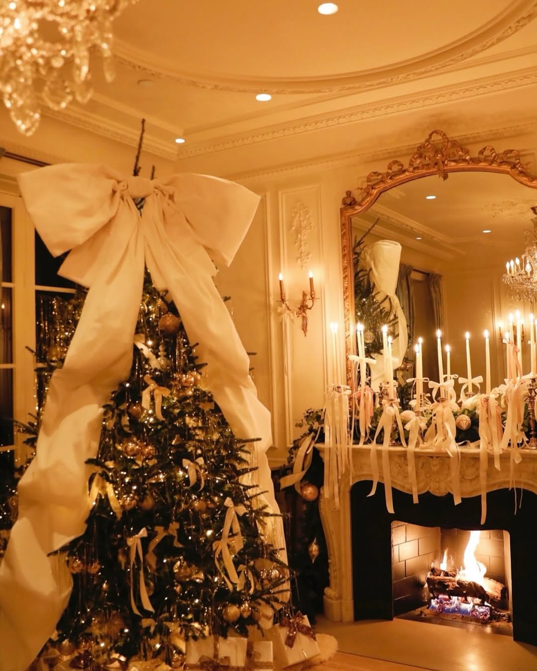 Oversized Cream Bow and Gold Ornaments on a Luxurious Tree — Elegant Christmas Tree