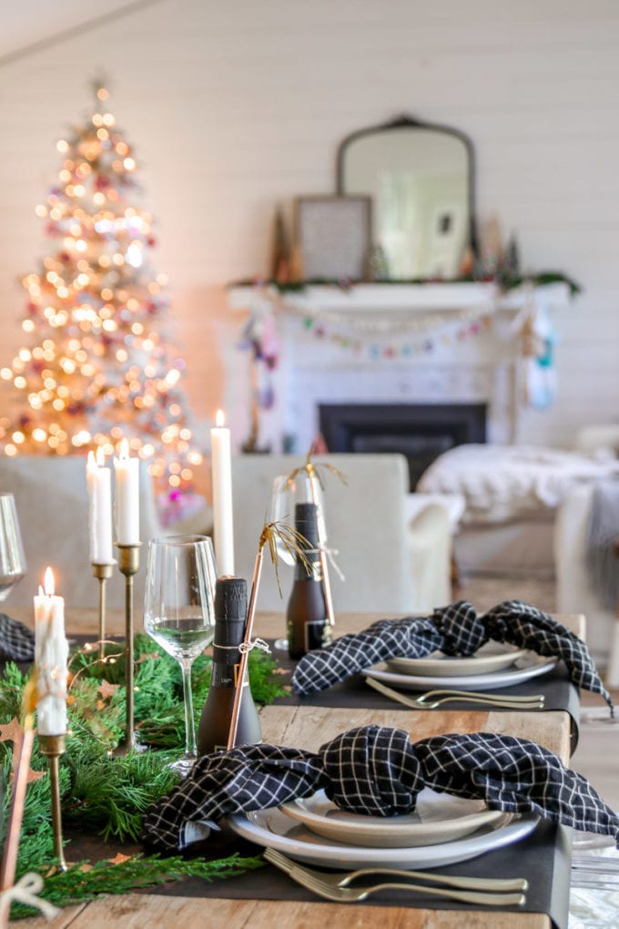 Modern Glam New Year's Eve Table with Green Garland and Brass Candlesticks Modern Glam New Year's Eve Table with Green Garland and Brass Candlesticks — New Years Eve Table Decor