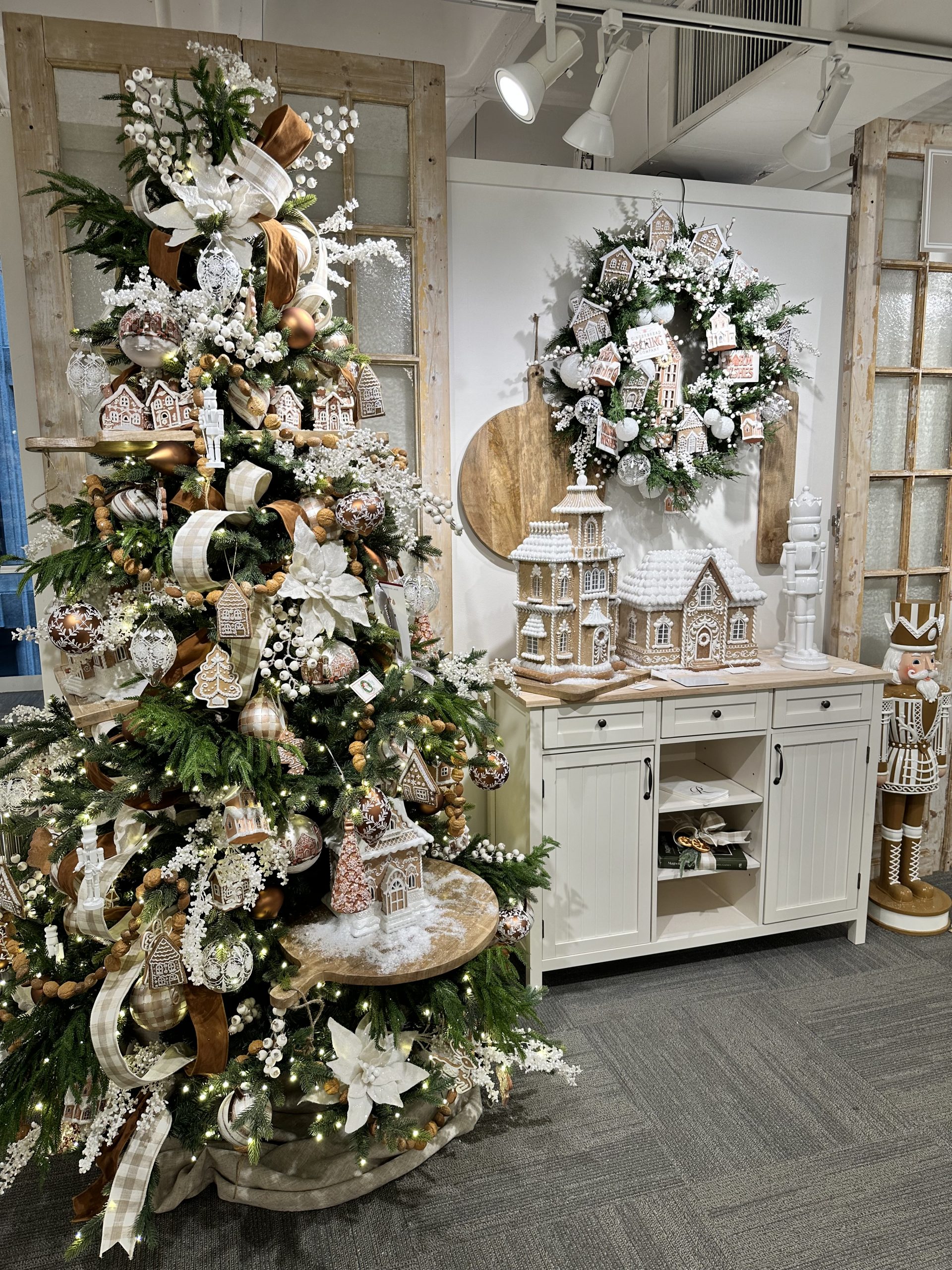 Gingerbread-Themed Christmas Tree with Nutcracker Gingerbread-Themed Christmas Tree with Nutcracker — Christmas Tree Themes