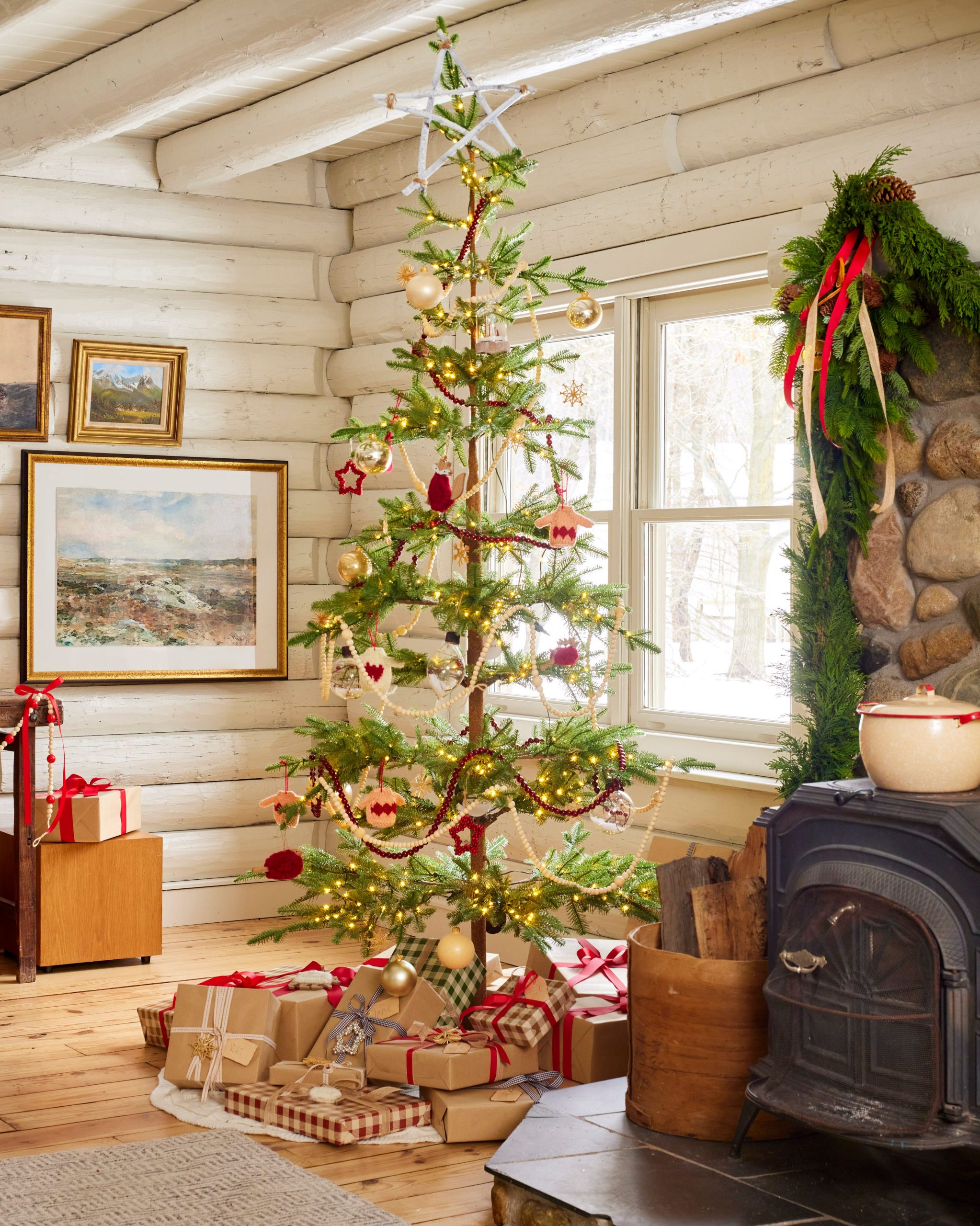 Rustic Cabin Living Room with Natural Wood Christmas Tree Rustic Cabin Living Room with Natural Wood Christmas Tree — Aesthetic Christmas Decor