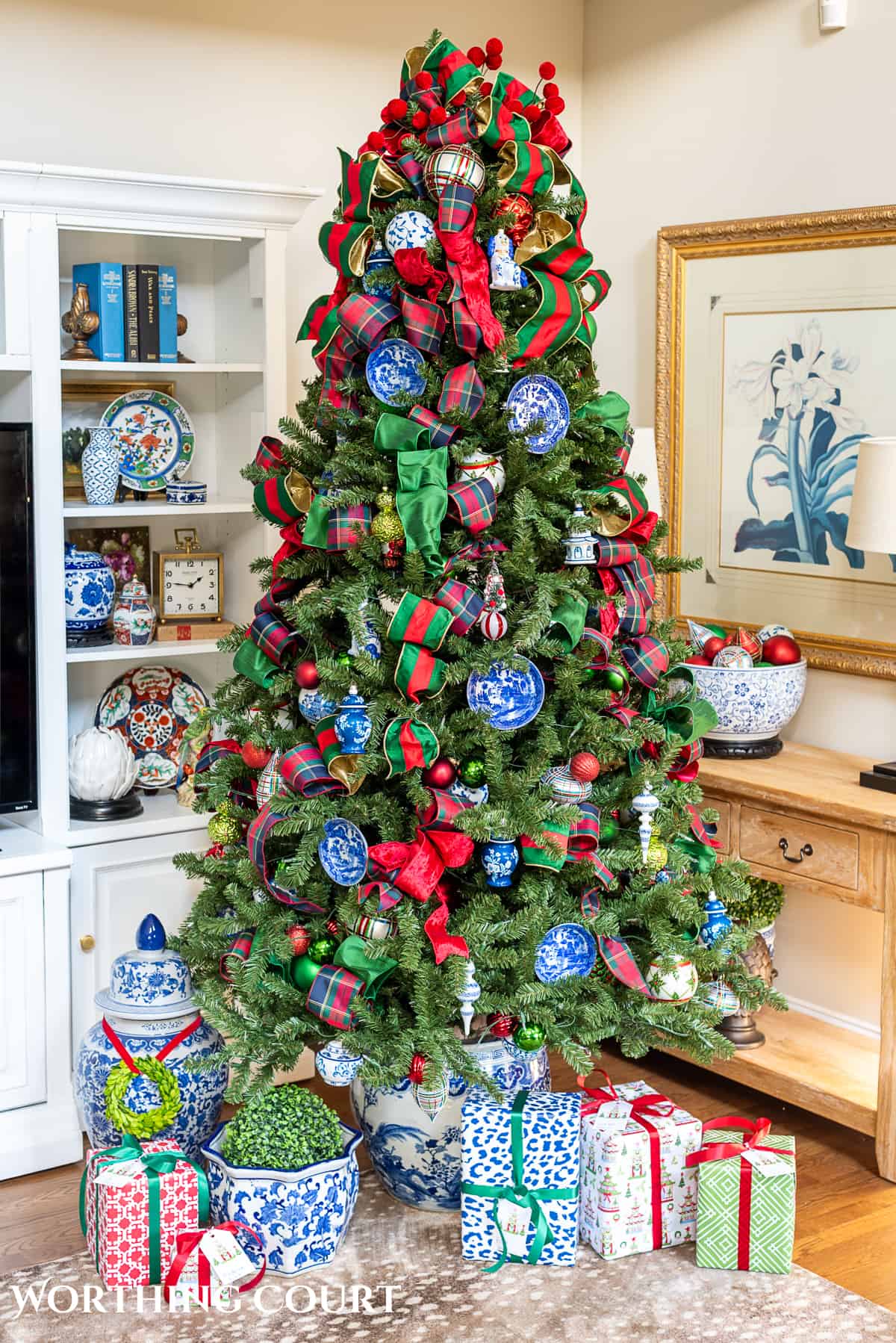 Traditional Living Room with Decorated Christmas Tree and Blue and White Ginger Jars — Traditional Christmas Decor