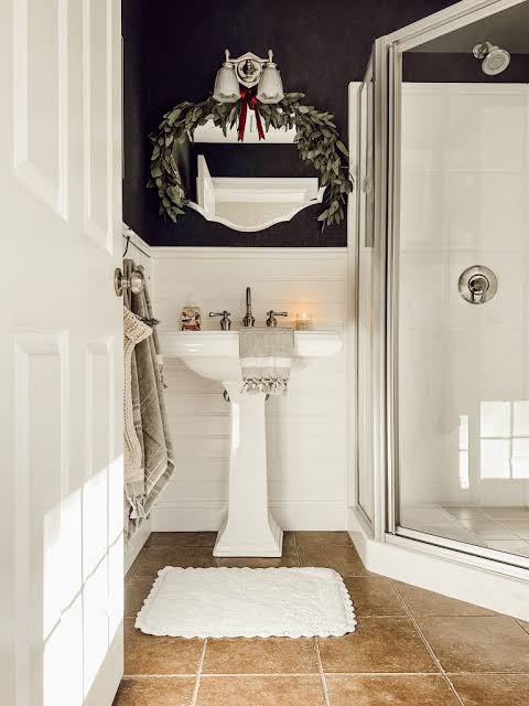 Traditional Pedestal Sink with Wreath Above Mirror and Festive Towels Traditional Pedestal Sink with Wreath Above Mirror and Festive Towels — Christmas Bathroom Decor