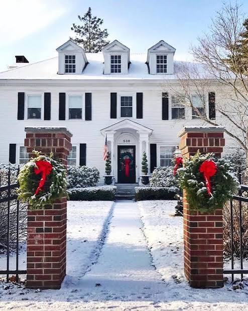 Elegant Wreaths on Brick Pillars at the Entrance — Christmas House Exterior Decor