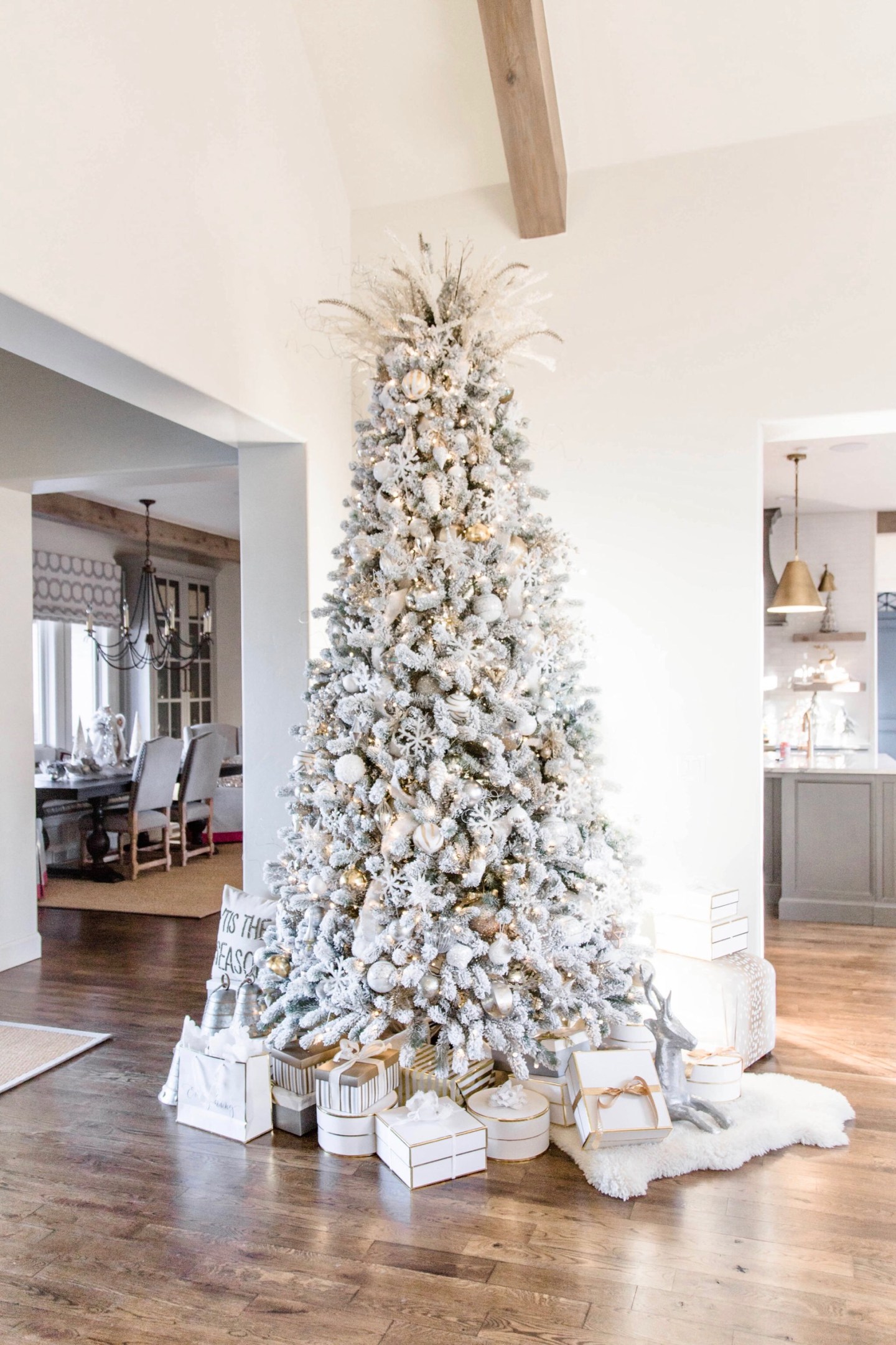 Elegant white Christmas decor ideas | Curls and Cashmere