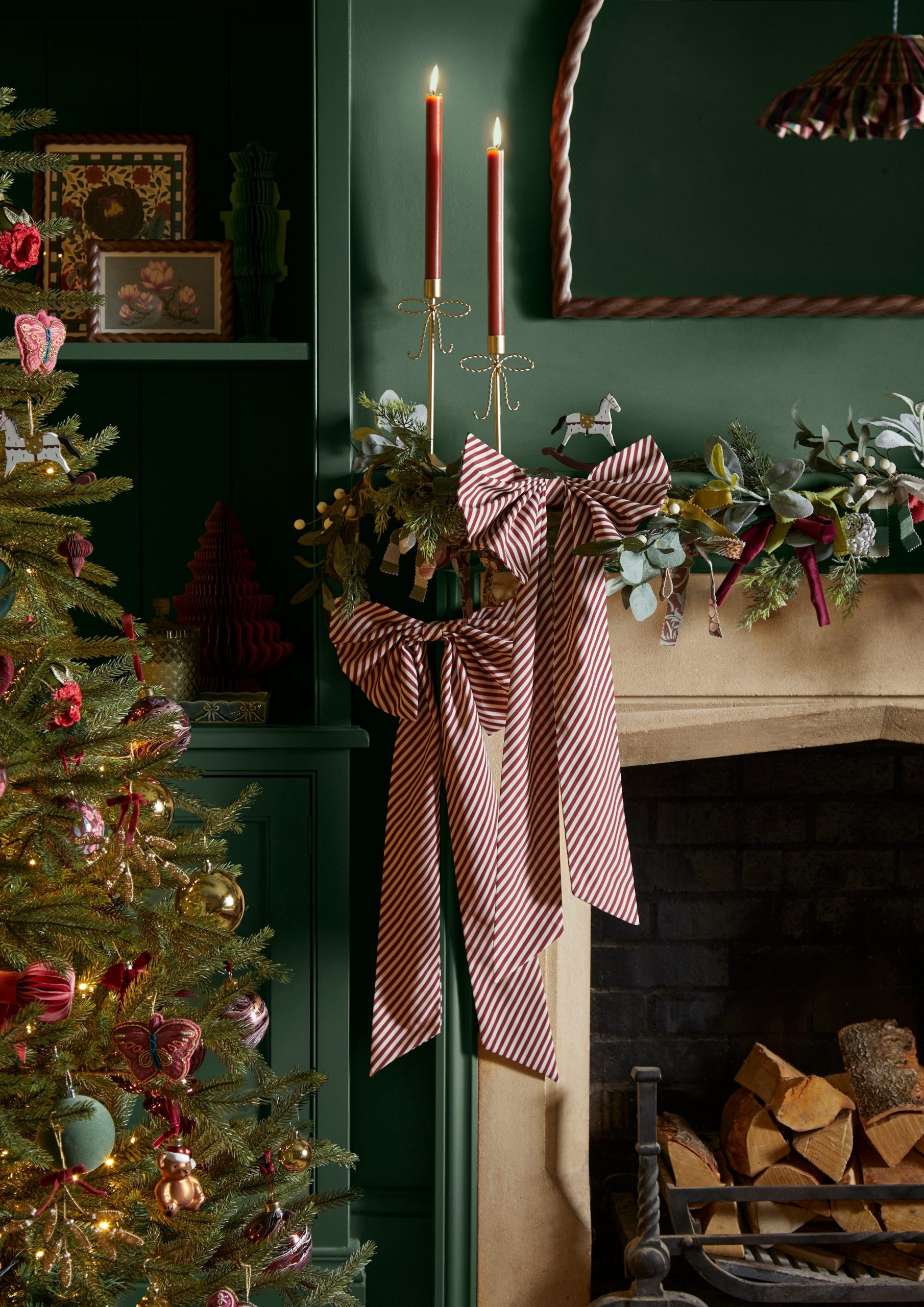 Traditional Living Room Tree with Red and White Striped Bows Traditional Living Room Tree with Red and White Striped Bows — Christmas Tree Trends 2026