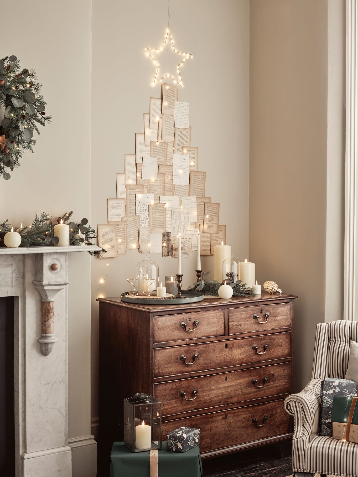 Creative Wall-Mounted Book Page Christmas Tree Creative Wall-Mounted Book Page Christmas Tree — Christmas Apartment Decor