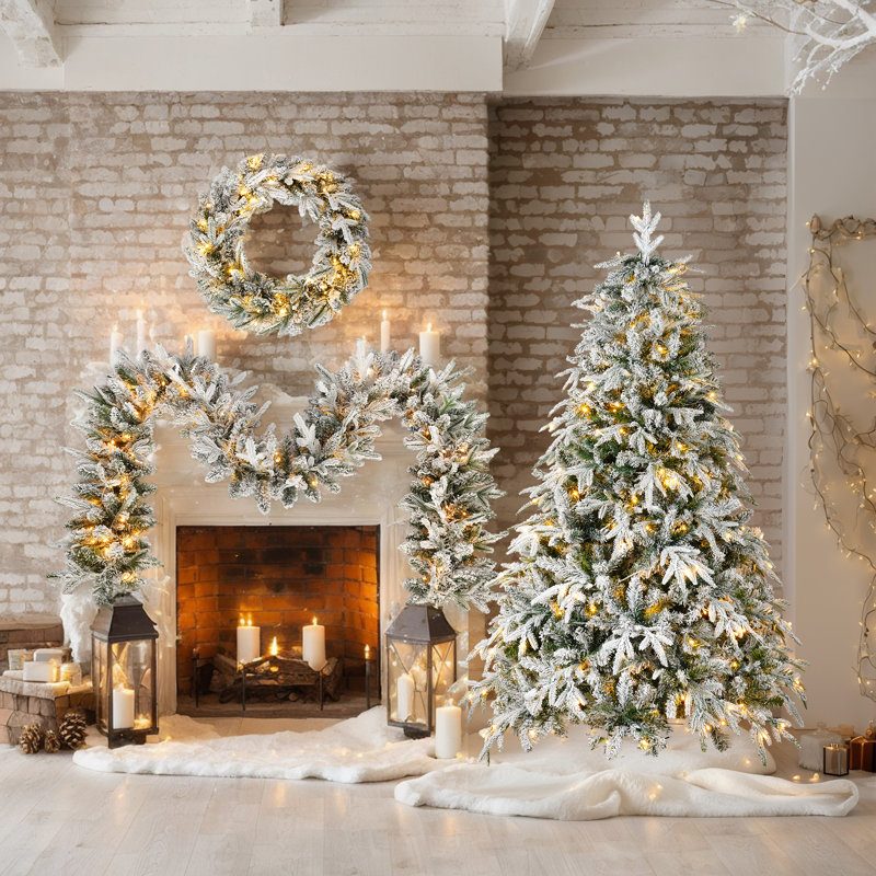 Winter Wonderland Living Room with Snow-Flocked Christmas Tree and Garland Winter Wonderland Living Room with Snow-Flocked Christmas Tree and Garland — White Christmas Decor