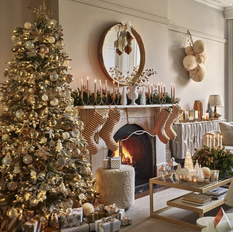 Elegant Gold and White Christmas Tree with Fireplace Ambiance — Christmas Tree Decorating