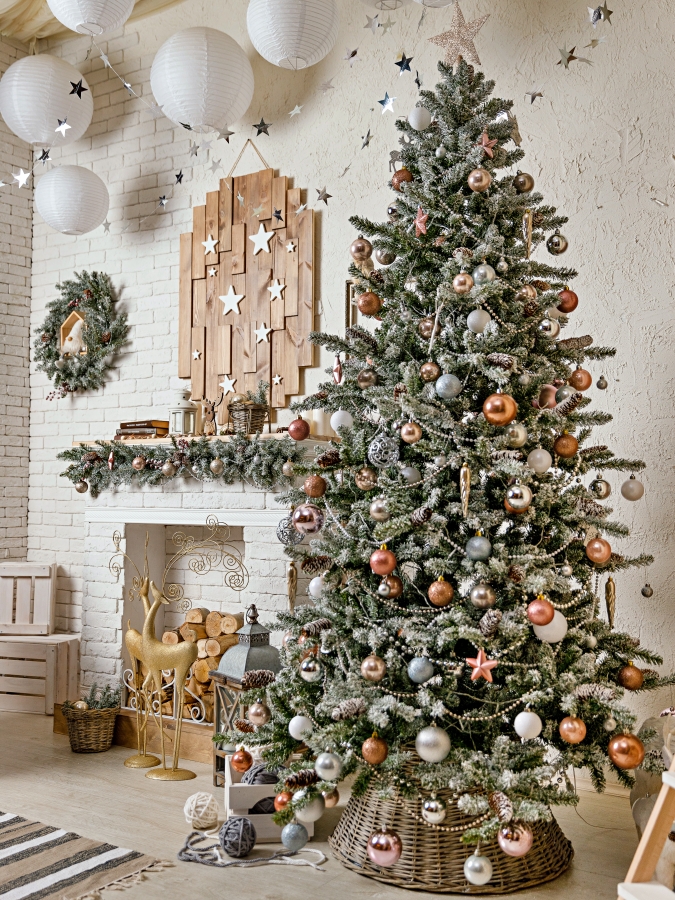 Modern Rustic Christmas Tree with Metallic Accents Modern Rustic Christmas Tree with Metallic Accents — Christmas Tree Themes