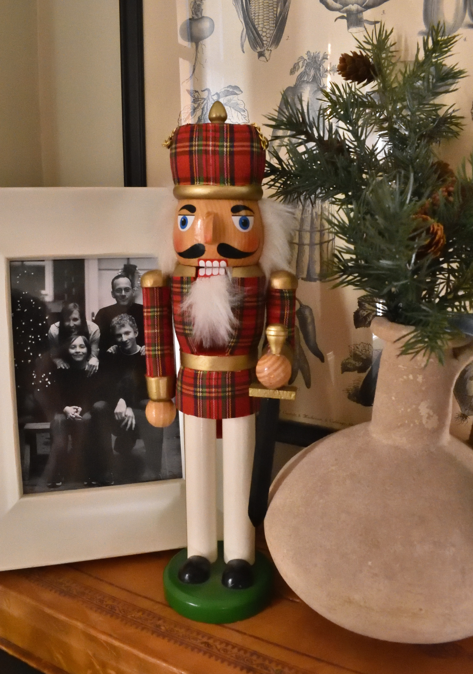 Traditional Christmas Vignette with Nutcracker and Family Photo — Traditional Christmas Decor