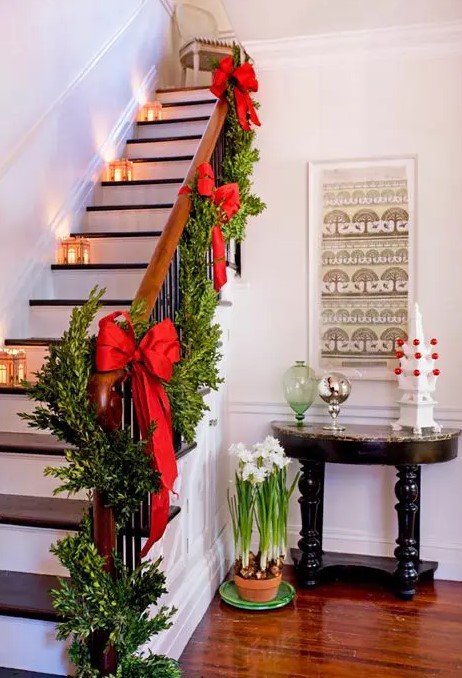 Bold Staircase with Boxwood Garland and Lanterns Bold Staircase with Boxwood Garland and Lanterns — Christmas Staircase Decor