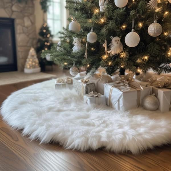 Plush White Faux Fur Skirt with Gold Gifts Plush White Faux Fur Skirt with Gold Gifts — Christmas Tree Skirt