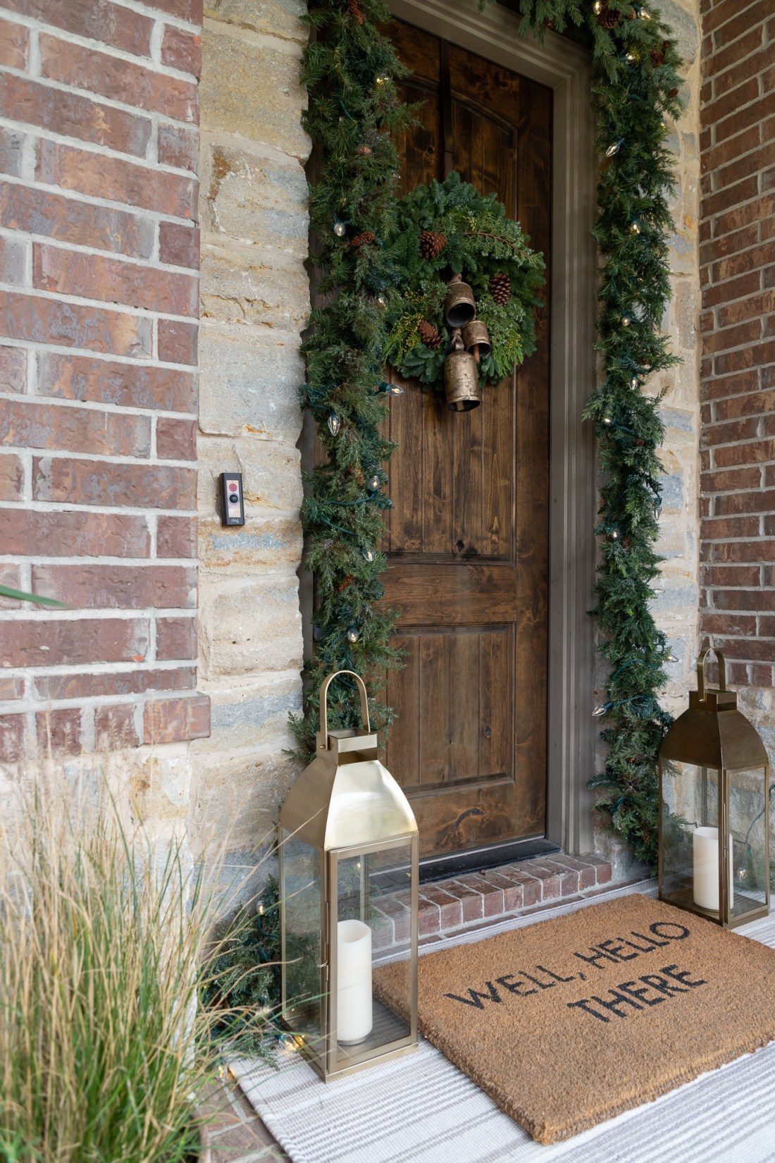 Medium Shot Of The Door Visual Idea Medium Shot Of The Door Visual Idea — Christmas Front Door Decor