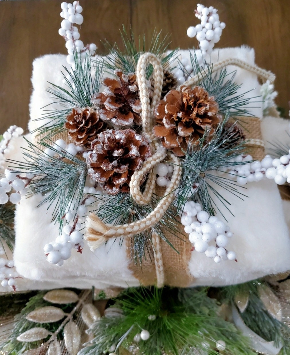 Rustic Christmas Centerpiece with Faux Fur and Pinecones Rustic Christmas Centerpiece with Faux Fur and Pinecones — Sage Green Christmas Decor