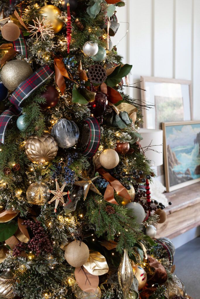 Rustic Charm with Plaid Ribbon, Pinecones, and Berries — Elegant Christmas Tree