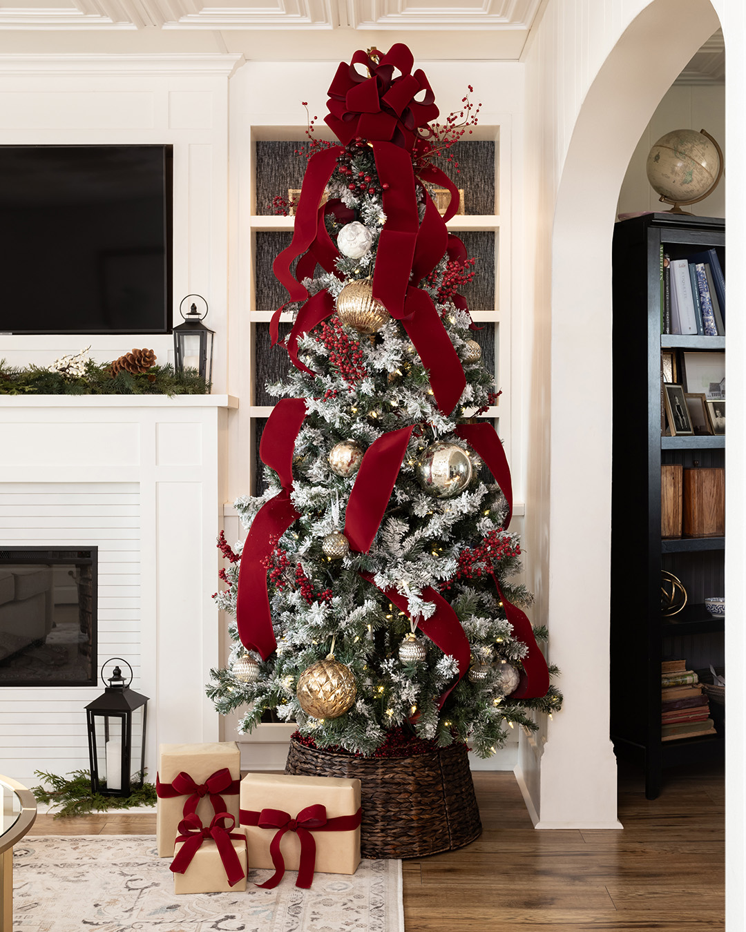 Dramatic Flocked Christmas Tree with Velvet Bows Dramatic Flocked Christmas Tree with Velvet Bows — Christmas Tree Themes