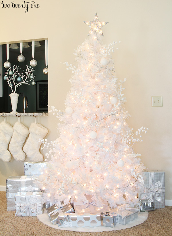 Living Room Traditional White Christmas Tree with Silver Gifts and White Stockings Living Room Traditional White Christmas Tree with Silver Gifts and White Stockings — White Christmas Decor